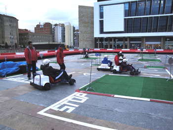 Momento del recorrido por el circuito de calles montado en la plaza de la Concordia.